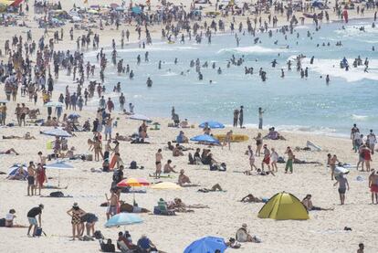 Cientos de bañistas celebran la llegada de la Navidad en Bondi Beach