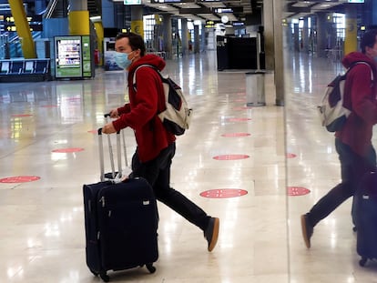 Un pasajero, el pasado miércoles en el aeropuerto Adolfo Suárez de Madrid.