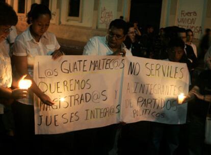 Miembros del Movimiento Cívico Nacional guatemalteco protestan ante el Congreso por  la elección de seis magistrados del Supremo, cuya trayectoria ha sido cuestionada.