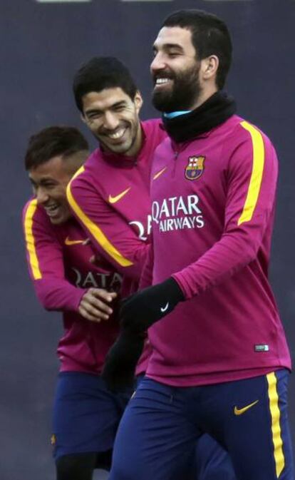 Neymar, Luis Suárez y Arda Turan, en un entrenamiento del año pasado.