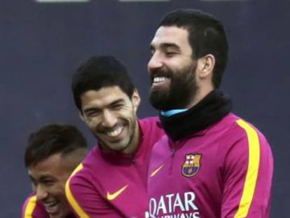 Neymar, Luis Suárez y Arda Turan, en un entrenamiento del año pasado.