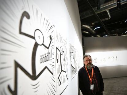 El ilustrador Max posa con su obra 'Paseo astral' que protagoniza este año el estand de EL PAÍS en la feria.