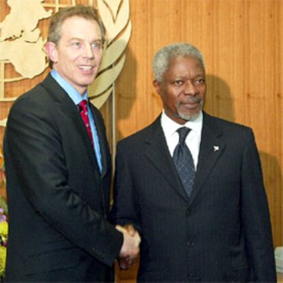 Blair con Annan ayer en Naciones Unidas.