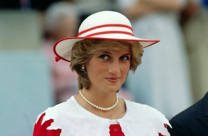 La princesa Diana de Gales vistiendo los colores de la bandera canadiense en una visita a Edmonton (Alberta), en 1983.