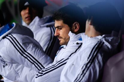 Casillas en el banquillo de la Rosaleda.