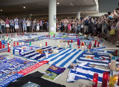 Seguidores espanyolistas y otros aficionados rinden homenaje a Jarque en la puerta 21 del nuevo estadio del Espanyol.