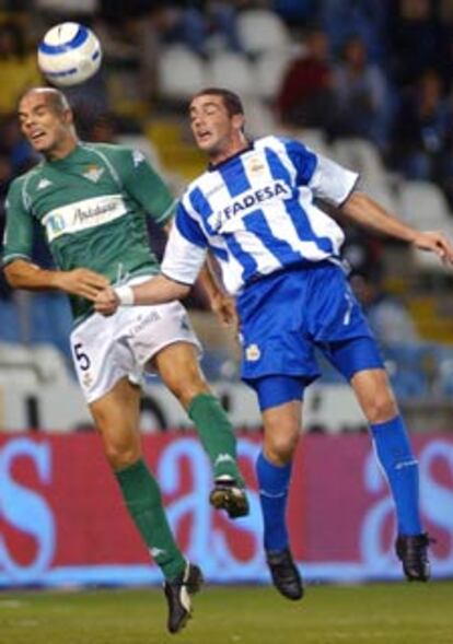 Rivas y Pandiani luchan por un balón aéreo.