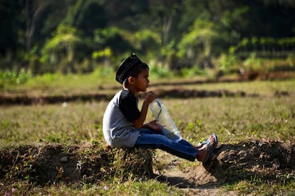 Un niño descansa, tras rezar para pedir lluvia, en Pekan Bada (Indonesia).