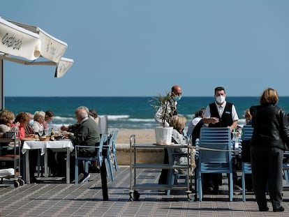 Uno de los restaurantes de la playa de la Malvarrosa de Valencia, este lunes.