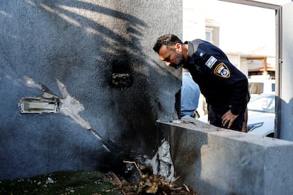 Un policía israelí observa el lugar en el que cayó uno de los proyectiles, en la ciudad de Sderot.