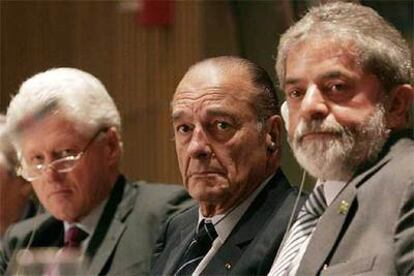El ex presidente estadounidense Bill Clinton, el presidente francés, Jacques Chirac, y su homólogo brasileño Luiz Inacio Lula da Silva durante una reunión en la sede de la ONU