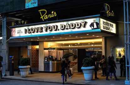 El Paris Theatre ayer, tras la cancelaci&oacute;n del preestreno de la nueva pel&iacute;cula de Louis C. K.