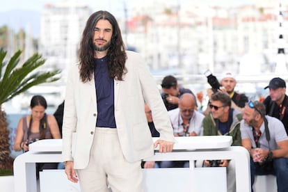 El director Oliver Laxe posa para los medios en el 'photocall' de 'Sirat', este viernes en Cannes (Francia).