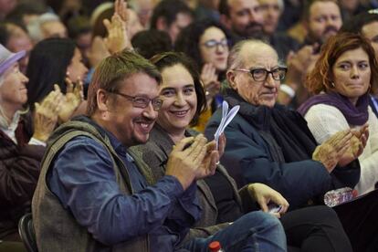 La alcaldesa de Barcelona, Ada Colau, y el cabeza de lista de los comunes, Xavier Domènech (i), junto a Vicens Navarro (d), durante la asamblea de Catalunya en Comú.