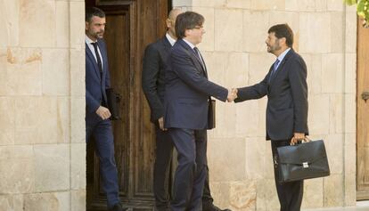 Albert Batlle, saluda a Carles Puigdemont, en una imagen del a&ntilde;o pasado.