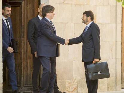 Albert Batlle, saluda a Carles Puigdemont, en una imagen del a&ntilde;o pasado.