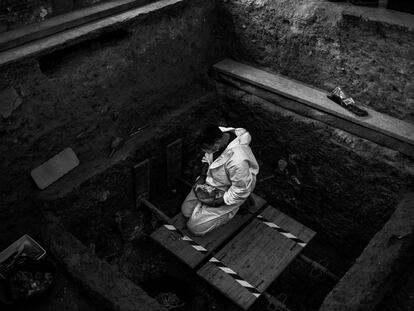 Fotografía de Santi Donaire de una fosa común, entre las ganadoras del premio Gabo.