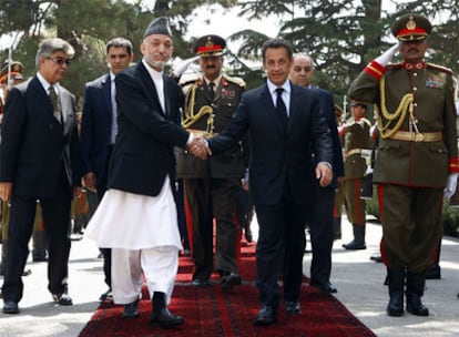 Sarkozy, recibido por Karzai a su llegada a Afganistán