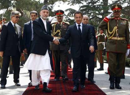 Sarkozy, recibido por Karzai a su llegada a Afganistán