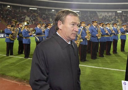 Clemente se dirige al banquillo antes de un partido de la selección serbia.