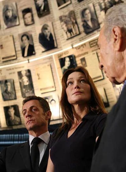 Nicolas Sarkozy, su esposa Carla Bruni y el presidente israelí, Simon Peres, en el monumento al Holocausto.