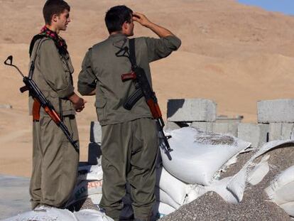 Milicianos de la guerrilla kurda de origen turco PKK vigilan un puesto en la ciudad de Majmur, en el norte de Irak.