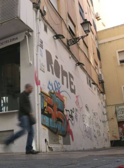 Un vecino de Almer&iacute;a por una de las calles del centro de Almer&iacute;a, donde ya se produjo otra muerte por intoxicaci&oacute;n en 2014.