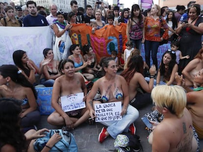 Protesto, que ficou conhecido como &#039;tetazo&#039;, pela libera&ccedil;&atilde;o do topless nas praias argentinas. 