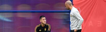 Hazard conversa con Roberto Martínez.