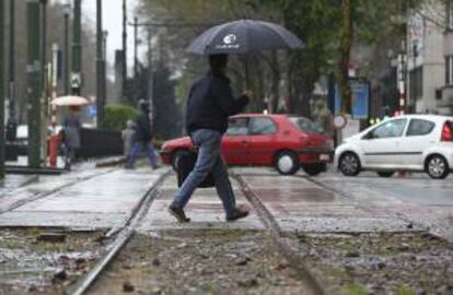 Un hombre cruza las vías de un tranvía en la avenida Louise de Bruselas (Bélgica) durante una huelga. EFE/Archivo