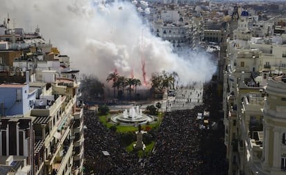 Vista aérea de la 'mascletá' por la Unesco disparada hoy.