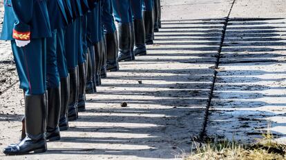 Guardias de Honor rusos participan en las maniobras militares de Vostok-2018, entre la fronteras con China y Mongolia, en Siberia.