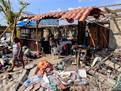 Acumulación de basura y escombros en una zona afectada por el paso del huracán 'Otis', en Acapulco, el 6 de noviembre de 2023.