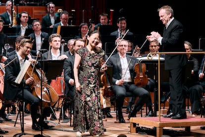 El director Jonathan Nott aplaude a la violinista Midori después de interpretar el ‘Concierto para violín’ de Sibelius, el pasado 5 de febrero en el Victoria Hall de Ginebra.