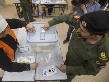 Un oficial palestino vota en Ramala, el jueves, en Ramala.