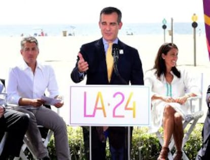 El alcalde de Los Ángeles, Eric Garcetti, con miembros del Comité Organizador de LA24 este martes en Santa Mónica.