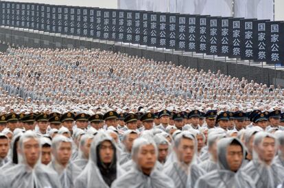 Miles de personas asisten a la ceremonia conmemorativa en memoria de la Masacre de Nankín, en la localidad del mismo nombre (China).