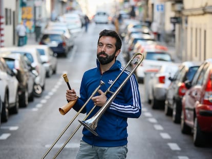 Jorge Moreno posa el pasado miércoles en la calle Isabelita Usera con un trombón y un albogue, la gaita serrana madrileña.