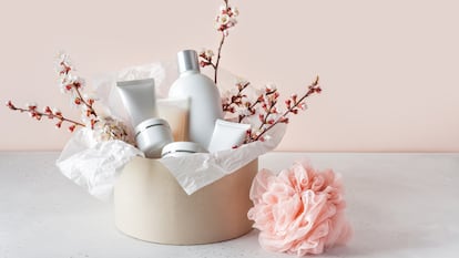 Una caja redonda de regalo llena de productos de belleza.