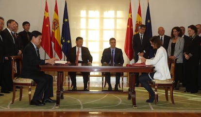 El presidente del Gobierno, Pedro Sánchez, junto al presidente de la República Popular China, Xi Jinping, en la firma de acuerdo de acceso a terceros mercados del ministro chino de Comercio, Zhong Shan, y la de Industria y Comercio de España, Reyes Maroto.