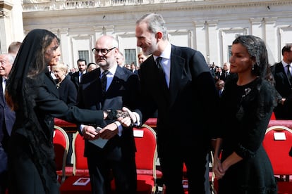 El rey Felipe saluda a Melania, esposa del presidente de Estados Unidos, junto a la reina Letizia en la plaza de San Pedro, en los momentos previos al funeral del papa Francisco.