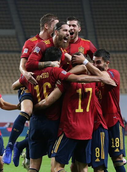 Los jugadores de la selección celebran el gol de Rodrigo durante el partido entre España y Alemania en el estadio de la Cartuja de Sevilla el 17 de noviembre. La Roja abochornó a la selección germana con un histórico 6-0, que además le permitió llegar a la fase final de la Liga de las Naciones.