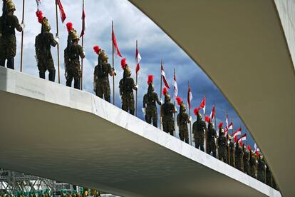 Guarda presidencial ensaia às vésperas da posse no Palácio do Planalto.