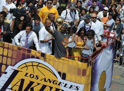 Kobe Bryant saluda a la afición angelina desde uno de los autobuses destinados a la celebración del título de la NBA.