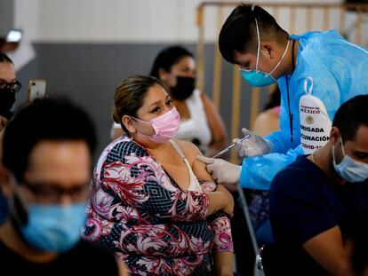 Maestra recibe vacunación contra coronavirus en México