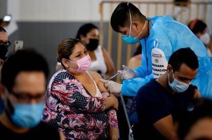 Maestra recibe vacunación contra coronavirus en México