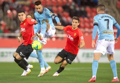 Los jugadores del Mallorca tratan de disputarle el balón a Brais Méndez en el partido de la Liga Santander.