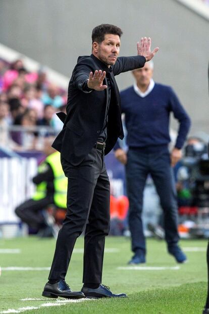 El entrenador del Atlético de Madrid, el argentino Diego Simeone, da instrucciones durante el partido ante el Betis.