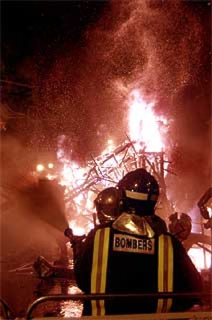 La falla de las calles Ribera-Convento Santa Clara, en el centro de Valencia, anoche, envuelta en llamas.