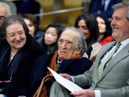 Ferlosio junto a su pareja, Demetria Chamorro, y el ministro &Iacute;&ntilde;igo M&eacute;ndez de Vigo, durante su homenaje.